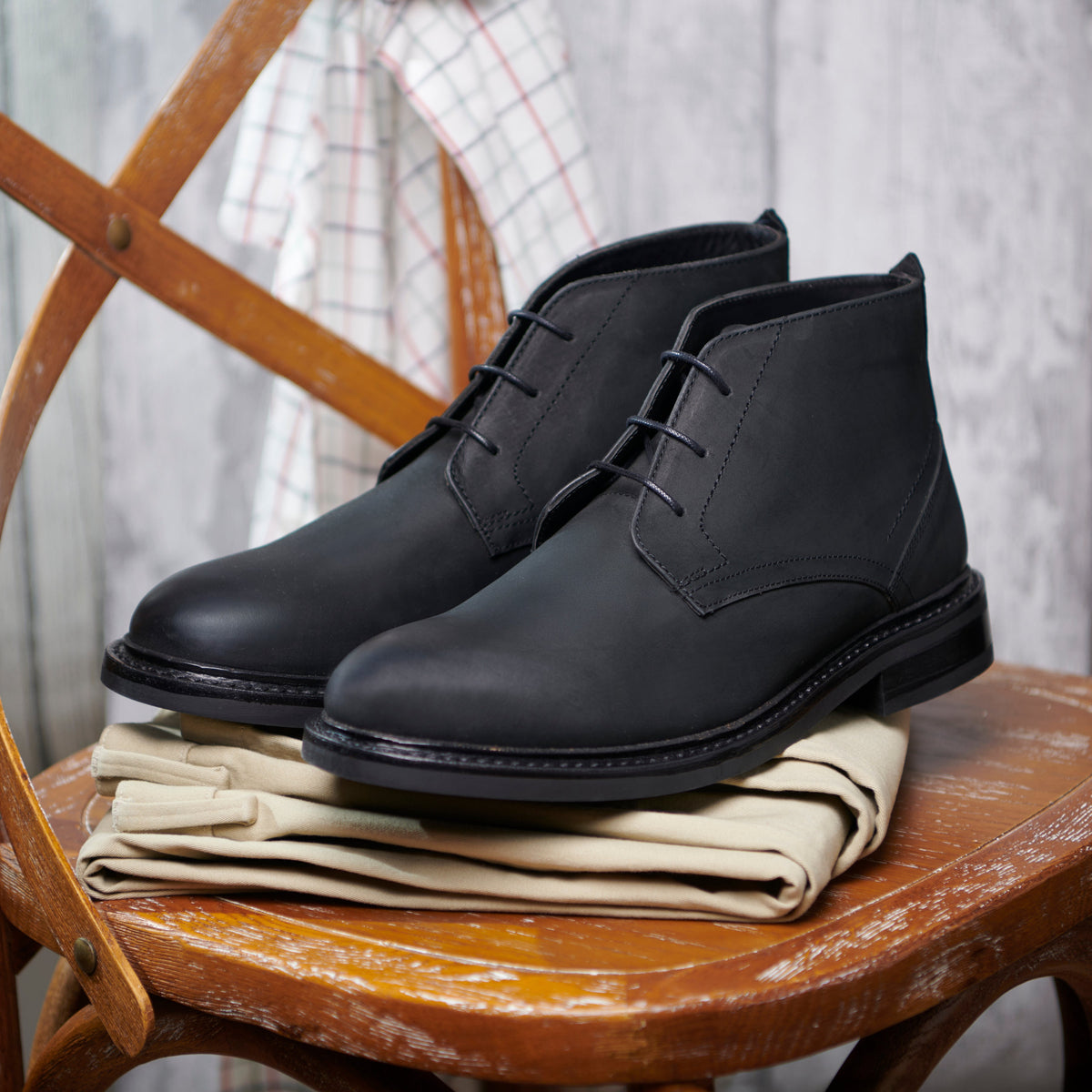 Chukka Boot - Bees Wax Black - styled